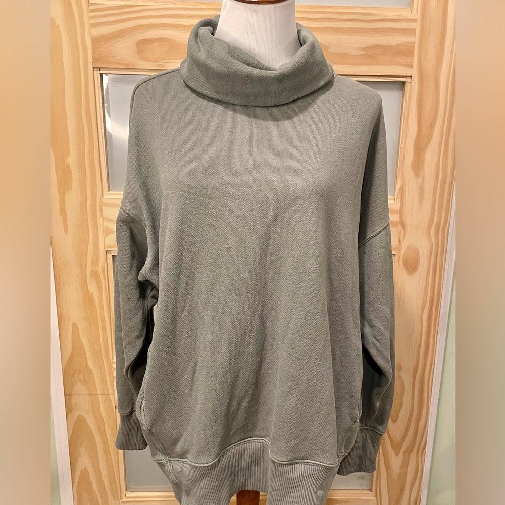 Aerie Turtleneck Size M